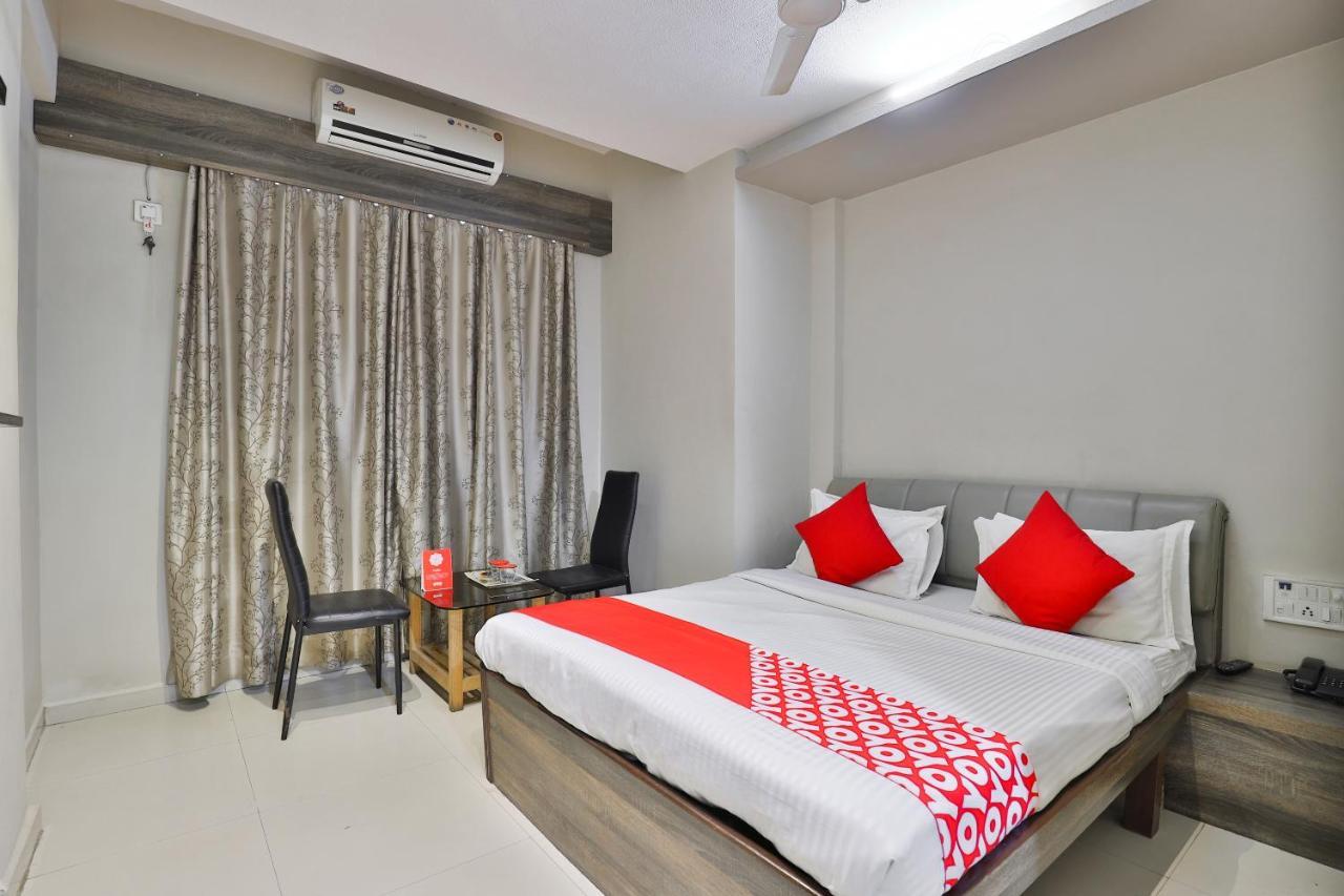 Oyo 19637 Hotel Mansi Sherotene Vapi Extérieur photo