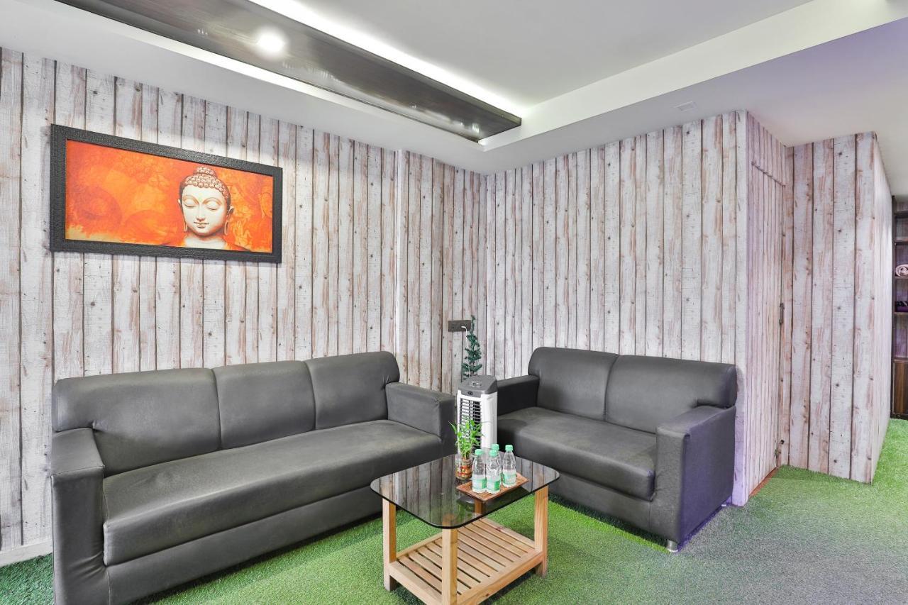 Oyo 19637 Hotel Mansi Sherotene Vapi Extérieur photo